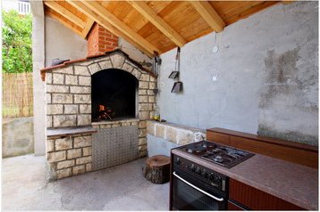 Hrvatska Privát Sutivan, Eksterijer